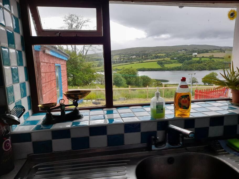 Donegal Town Granny'S Cottage, A Lovely Lakeside Cottage מראה חיצוני תמונה