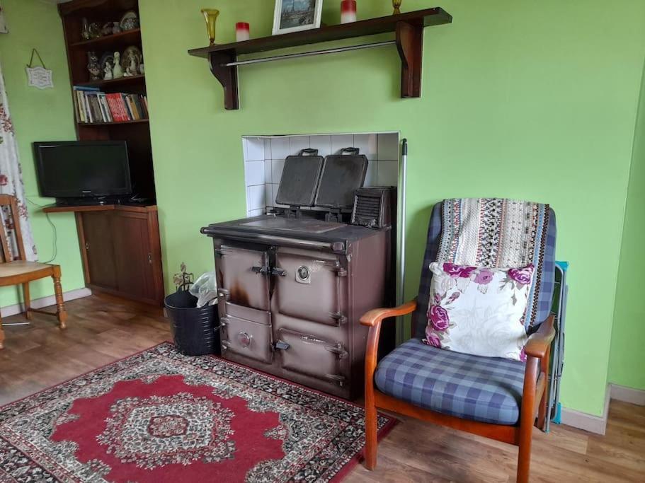Donegal Town Granny'S Cottage, A Lovely Lakeside Cottage מראה חיצוני תמונה