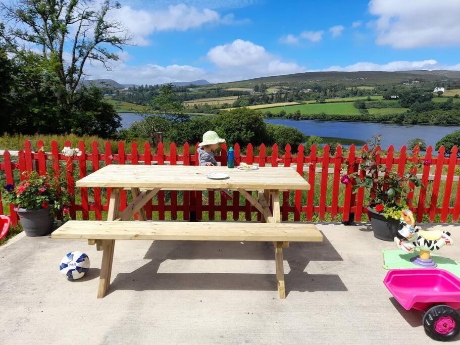 Donegal Town Granny'S Cottage, A Lovely Lakeside Cottage מראה חיצוני תמונה