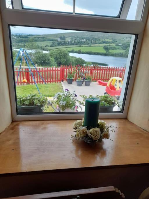 Donegal Town Granny'S Cottage, A Lovely Lakeside Cottage מראה חיצוני תמונה