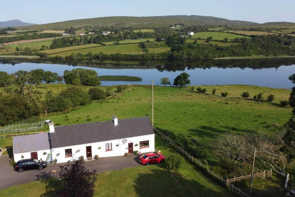 Donegal Town Granny'S Cottage, A Lovely Lakeside Cottage מראה חיצוני תמונה