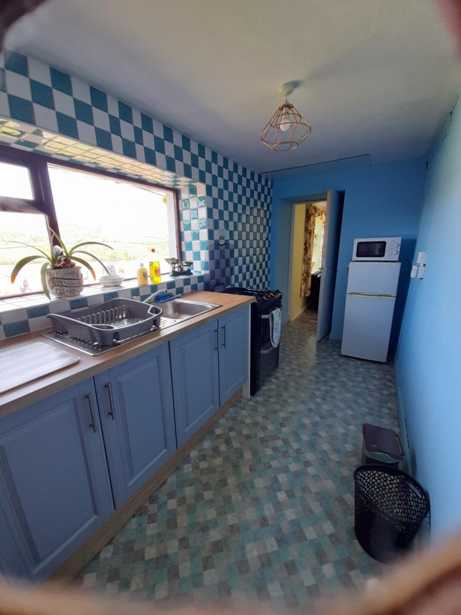 Donegal Town Granny'S Cottage, A Lovely Lakeside Cottage מראה חיצוני תמונה
