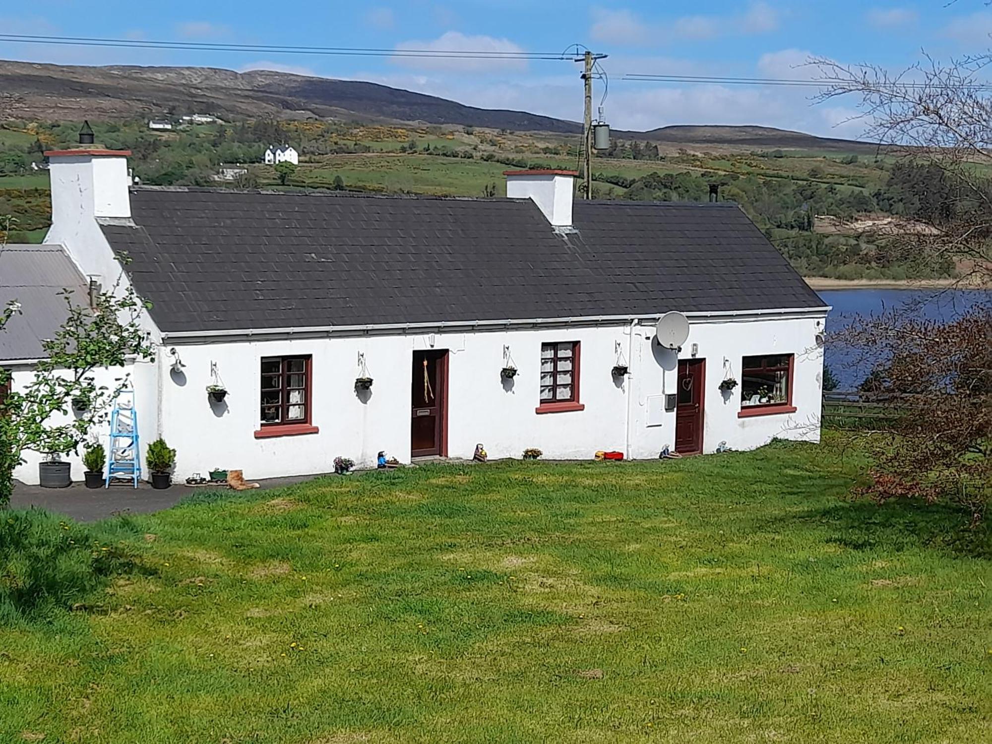 Donegal Town Granny'S Cottage, A Lovely Lakeside Cottage מראה חיצוני תמונה